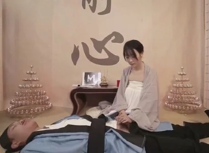 Nữ tu trẻ đưa vị đạo sĩ bị thương vào nơi an toàn