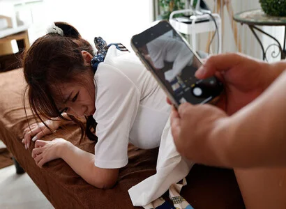 Tôi gặp em nhân viên ngay tại đó đè ra hiếp